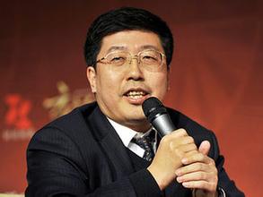 董藩隨經紀人應邀出席江西南昌萬達經濟論壇