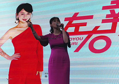 香港著名演員，歌手翁虹出席武漢左右沙發(fā)活動