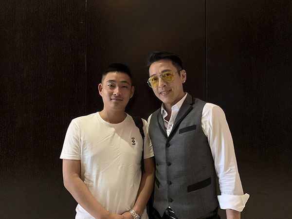 呂頌賢與經紀人李志合影