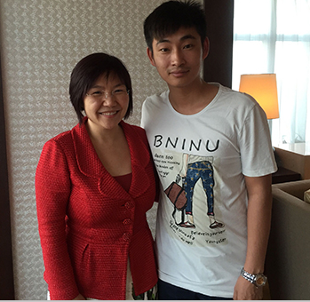 麥玲玲與經(jīng)紀(jì)人李志合影