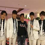 韓國男團NOTICE與經(jīng)紀人李志合影