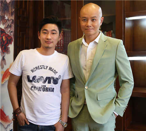 樂嘉與經(jīng)紀人李志合影