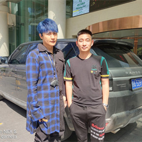 陳志朋與經紀人李志合影